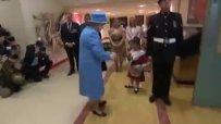 Войник удари дете пред кралица Елизабет