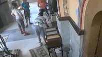 Деца крадат от църквата в Луковит