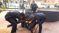 14 полицаи арестуваха чернокож с ампутиран крак в САЩ