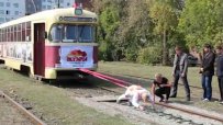 Рускиня тегли 17-тонен трамвай