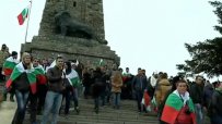 Стотици изкачиха стъпалата към връх Шипка, за да отдадат почит на загиналите за свободата на България