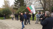 Десетки протестират в Бургас с викове: Динко е герой!