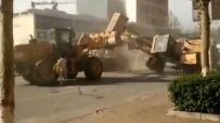 Китайски строители проведоха битка с булдозери