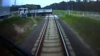 Вижте как влак удря камион на жп прелез