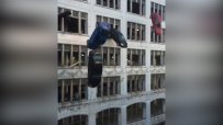 Коли летят през прозорците на сграда в Кливланд