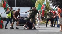 Мъже с военни дрехи нападнаха протестиращи срещу „Рокерите на Путин“