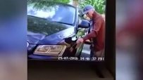 Камери уловиха как дядо уврежда скъпа кола