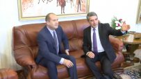 Плевнелиев посрещна с усмивка новия президент на България
