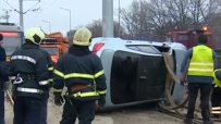 Автомобил катастрофира и се качи на трамвайните релси