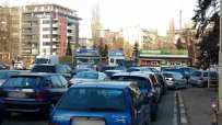 Предпразнично огромни опашки се извиха пред КАТ в София
