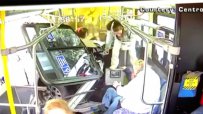 Ужасяваща катастрофа - пикап се вряза в градски автобус