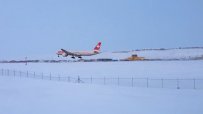 Самолет кацна аварийно в Канада