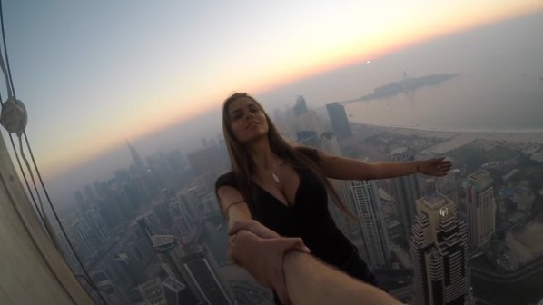 Красива моделка увисна от небостъргач в Дубай