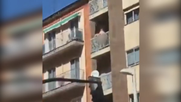 Страстна двойка прави секс на балкон посред бял ден