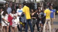 Младежите на ГЕРБ раздадоха антистрес топки преди изборите