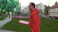 Канцлерът на Австрия разнася пици, за да получи обратна връзка с избирателите