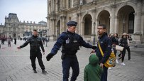 Евакуираха хората от площада пред Лувъра в Париж след сигнал за опасност