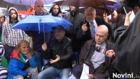 Слави Трифонов за четвърти ден пред НС, десетки хора дойдоха да го подкрепят