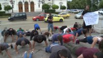 Фитнес инструктори правеха лицеви опори пред парламента