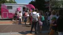 Розовият кемпер на Фондация "Една от 8" тръгва на път, за да помага на жени с рак на гърдата