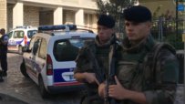 Мъж се вряза с кола във войници в Париж