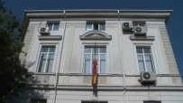 Знамето на Испания пред посолството на Кралството у нас е свалено наполовина