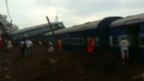 Влак дерайлира в Индия, десетки загинали и стотици ранени