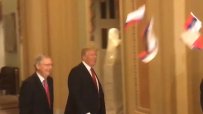 Мъж засипа Доналд Тръмп с руски знамена