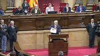 Каталунски депутат скъса декларацията за независимост в местния парламент