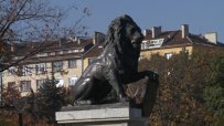 Лъвът от войнишкия мемориал пред НДК отново зае мястото си