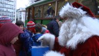 Дядо Коледа раздава подаръци в ретро трамвай