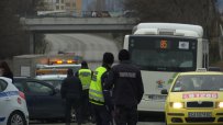 Верижна катастрофа между над пет коли и автобус блокира движението при надлез Надежда