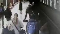 Тийнейджър спаси дете, паднало на релсите на метрото в Милано