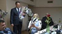 Депутатите зарадваха колежките си с цветя за 8 март