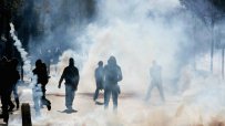 Безредици избухнаха по време на първомайската демонстрация в Париж