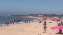 Десетки мигранти щурмуват плаж в Испания, туристите смаяни