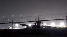 Китайски самолет кацна твърдо в поле до летище в Манила