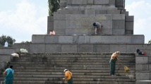 Паметникът на Съветската армия в София осъмна залят с блажна боя