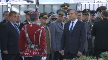 Румен Радев прие почетния караул пред Паметника на българския летец