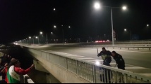 Вижте как полицай спаси протестиращ мъж от колегите си 
