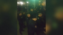 Вижте как полицаи свалиха каски в знак на солидарност с протеста 