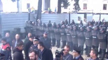 Недоволни от път албанци се опитаха да нахлуят в парламента