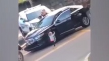 Момиченце на 2 годинки се предаде на полицията с вдигнати ръце