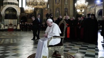 Папа Франциск с мълчалива молитва пред престола на св. св. Кирил и Методий в храм Св. Александър Невски