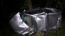 Момче и момиче пострадаха край Урвич, след като колата им се преобърна в дере