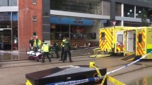 Мъж с нож нападна хора до търговски център в Манчестър