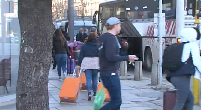 Извеждат британските туристи от хотела край Лъвов мост