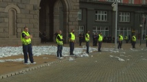 Домати и тоалетна хартия летяха към Министерски съвет, порой заля протеста