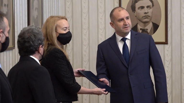 Румен Радев връчи мандат за съставяне на правителство на Антоанета Стефанова от ИТН, тя го върна
