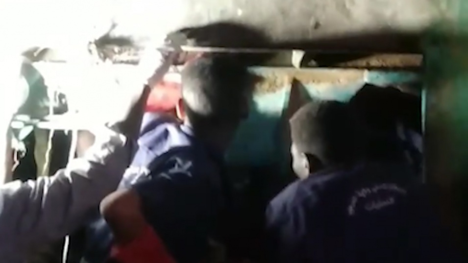 Африканче оцеля след осем часа сред острите перки в боклукчийски камион